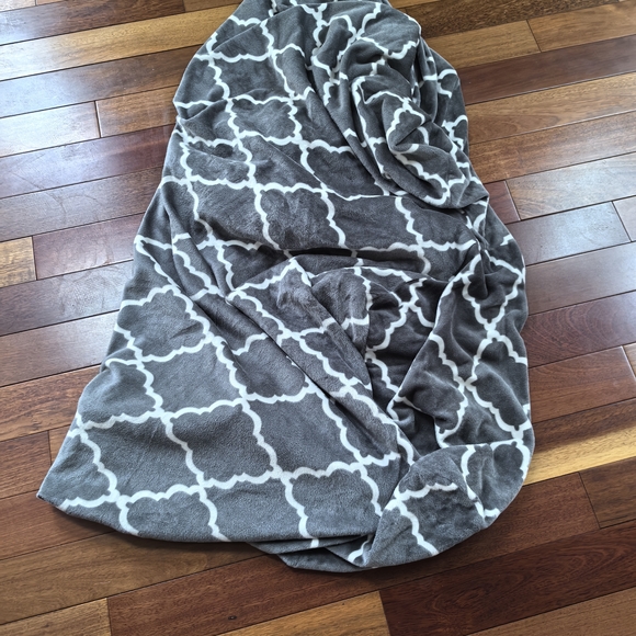 Gray and White Furniture Cover - Picture 2 of 3